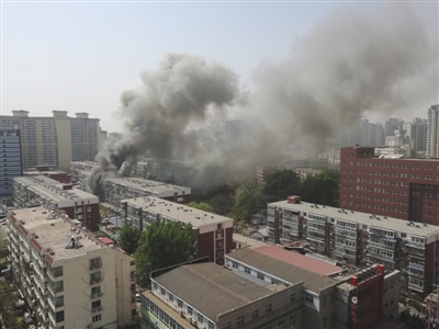 昨日，北京海淀區(qū)紅聯(lián)南村小區(qū)施工工地挖斷燃氣管道，造成爆炸引發(fā)居民樓火災，致1死2傷，發(fā)生爆炸起火現(xiàn)場濃煙滾滾。CICPHOTO/總匯 攝