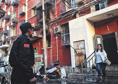 居民整理完家中的貴重物品后從居民樓走出。