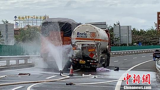 圖為處置現(xiàn)場。王蕾 攝 尹海明 攝